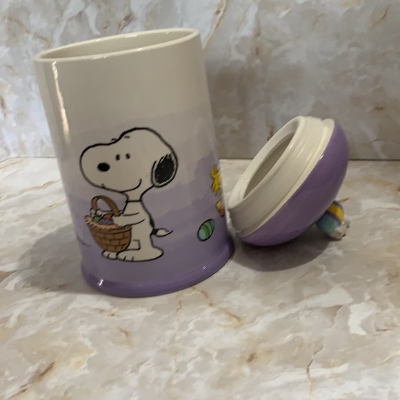 Peanuts: Snoopy Easter theme cookie canister